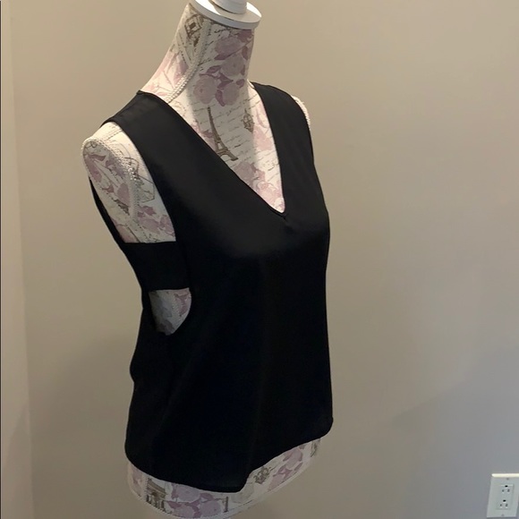 Cute tank with open sides - Picture 1 of 3